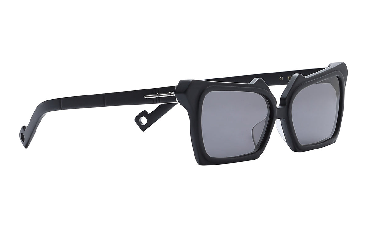 Tujuhbelas 17 / Black